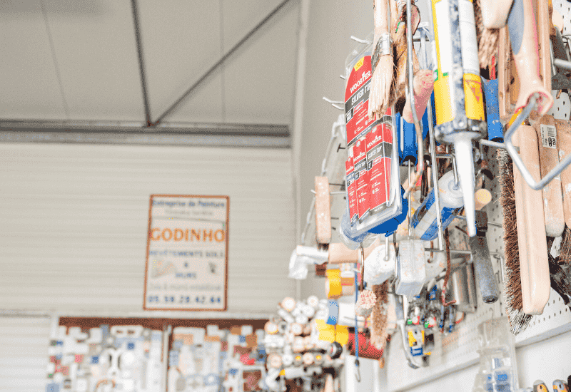Entrepot avec pinceau et pot de peinture de l'entreprise Godinho près de Mauléon, peintre en batiment