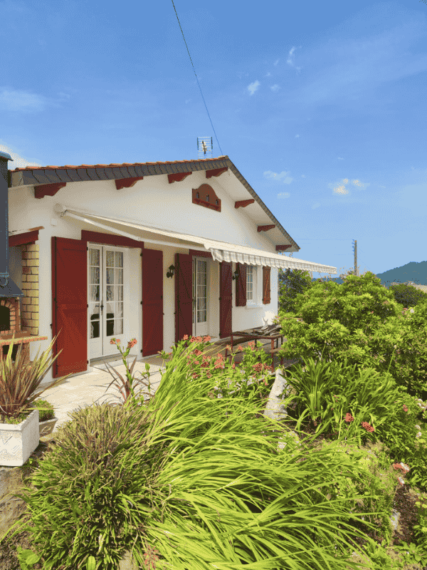 Ravalement de façade réalisé sur une maison aux couleurs basques par l'entreprise Godinho près de Mauléon