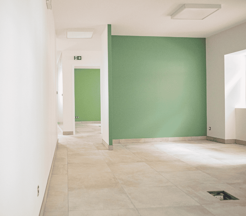 Peinture intérieure réalisée dans une salle par l'Entreprise Godinho à Navarrenx