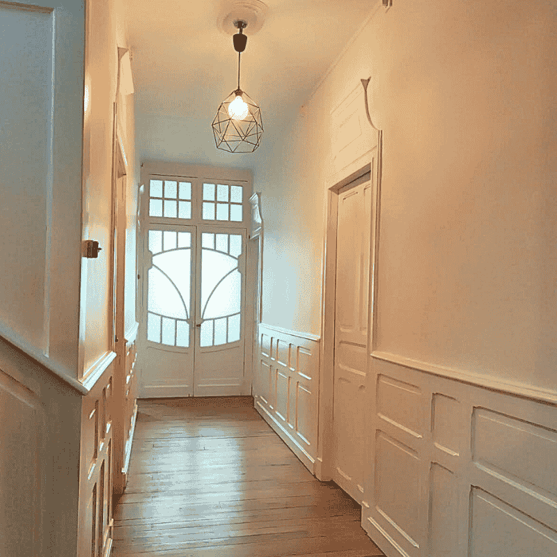 Peinture intérieure réalisée par l'entreprise Godinho dans le couloir d'une maison à Mauléon