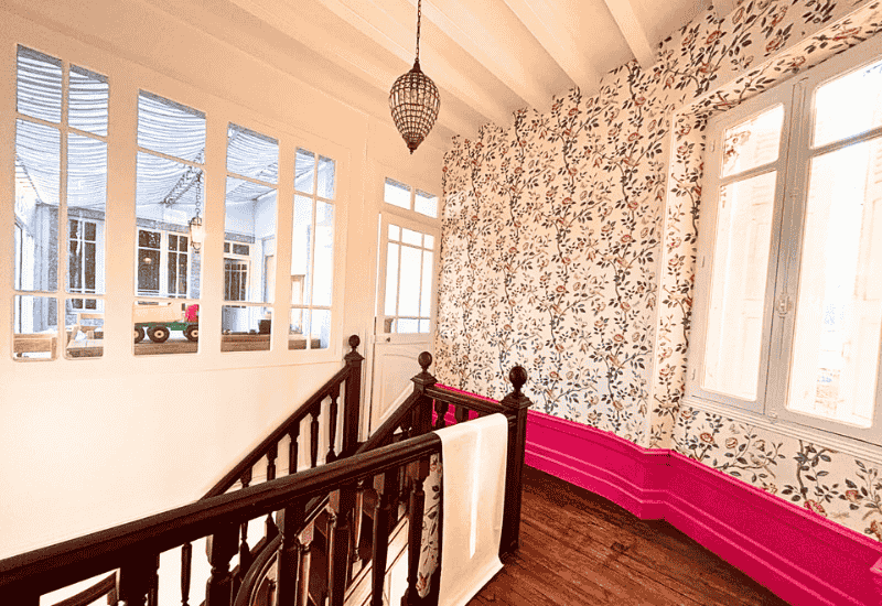 pose de papier peint dans une maison en cours de rénovation par l'entreprise Godinho à mauléon licharre