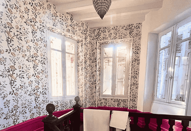 Pose de papier peint fleuri près de Mauléon Licharre par l'entreprise godinho